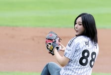 '두 번 보크는 없다' 비비-트와이스 나연, 벌써 3번째 LG 시구 나선다! 3일 잠실 한화전엔 인기 캐릭터 헬로키티 등장