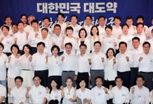 "대체불가 정부, 대체불가 민주당" 외친 與…당권주자는 장외 신경전