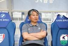 '33분 만에 수원 퇴장→0득점 패배' 전경준 감독 "어떻게든 골 만들어보려 했는데..." [수원 현장]