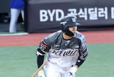 "이 악물고 뛰겠습니다" KBO 최고 톱타자 의지에 이강철 감독도 아빠 미소 "대타 OK... 그래도 월요일(6일)까진 봐야 한다" [수원 현장]