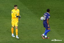 "음바페가 먼저 악수 무시" 파라과이도 할 말 있다... 공 던진 GK 항변 "거친 것도 축구"