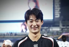 '연투 또 연투' 헌신의 日 아쿼, 99일 만에 KBO 데뷔 첫승! 맏형이 가장 먼저 축하하고 외인이 기념구 챙겼다