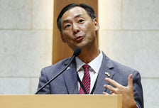 '이 대통령 명예훼손' 모스탄 출국정지 연장 처분 집행정지 신청 또 기각