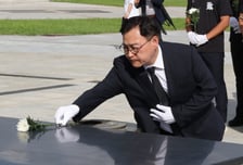 5·18 묘지 찾은 정근식 "배재고 학생들 성찰 중…교육적 회복하겠다"