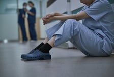 "출근 싫다며 신발장 앞 눈물"...20대 방사선사 사망, 무슨 일이