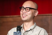 '5·18 유족' 하림, 배재고 앞 근조화환에…"꽃으로 하는 고약한 짓들"