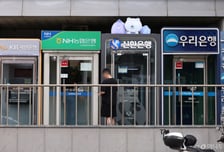 가계 여윳돈 79조원…은행 예금 줄고 주식·펀드로 몰렸다