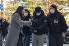 "엄마는 놀이공원" 숨진 19개월 딸, 고작 4.7㎏...징역 30년 구형