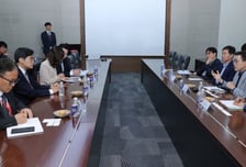 한미약품 찾은 최원용 평택시장 "반도체 이어 미래 바이오 산업 키운다"