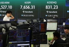 "30만전자 붕괴" "코스피 -4.9%" 비명...삼전 최대실적 찍은 날, 왜