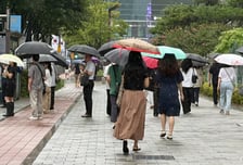 "아침부터 홀딱 젖어" 고된 출근길...우산 펼치다 퍽, 지하철 시비도