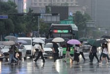 [내일 날씨] 전국 장맛비, 더위는 계속…낮 최고 34도