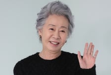 오스카 품은 윤여정, 이번엔 '최고 권위' 에미상 도전…후보 지명