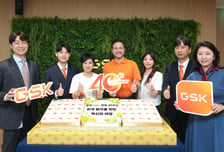 '40돌' 맞은 GSK…외국인 대표와 떡케이크 함께 먹으며 자축
