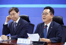 '홈플'에 국민연금 사모펀드 출자 물 건너가…與 "MBK영업 못하게 하겠다"