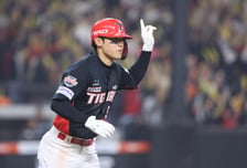 '대박' KIA 김도영 또 넘겼다! 미친 타구속도 '183㎞' 폭발, KIA 총력전 끝에 전반기 '유종의 미' [부산 현장리뷰]
