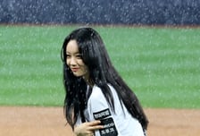 [한번에쓱] '폭우속 시구는 처음이지!' KT-키움전 시구나선 혜리와 황인엽