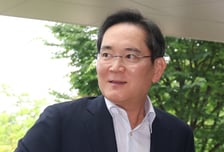 "혼자 삼성 청소부 빈소에" 이재용, 유족 손 잡으며 한 말...미담 재조명