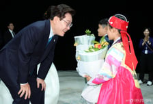 동포 만난 李 "주몽골 대사 보기 어려우면 말씀달라"…좌중 웃음