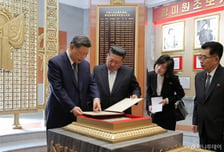 김정은·시진핑, 북중조약 65주년 축전…"가장 강력하고 전략적 관계"