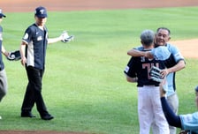 [포토] '잠실이여 영원하라' 박철순, 김용수의 고별전 시구와 김동수, 김경문의 시포