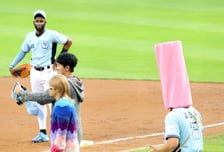 [포토] '오빠 차 샀다!' 퍼포먼스 김건우와 정준재