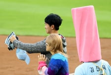 [포토] 스크류바 김진욱 깜짝출연 '오빠 차 샀다!' 퍼포먼스 김건우와 정준재