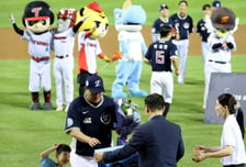 [포토]에너제틱 류현진 키즈 '우승팀 상금을 수상하는 류현진'
