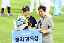 [포토]감독상 수상한 나눔올스타 염경엽 감독