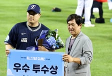 [포토]우수투수상 수상한 나눔올스타 류현진