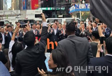 SK하닉 직원에 "오! 나스닥"…곳곳 태극기, 상장 열기로 들썩였던 뉴욕의 밤[르포]