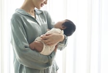 생후 1개월 아기 구토 후 30분 방치한 산후도우미…법원은 무죄 판단