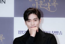 '비매너 논란' 성훈, 활동 뜸해지니…틱톡서 라이브 먹방