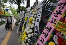 "배재고 앞에만 화환 122개"...갈등 터졌다 하면 '배달 쇄도' 왜