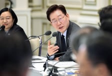 李대통령 "물가 부담 없다면 가정용 전기 요금 조정해야"