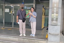 "이제야 사람답게" 환갑 넘어 '민증' 발급…수원시 공무원의 동행