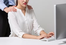 상의 안으로 손 넣고 옷깃 정리?…우체국 공무원, 청각장애 동료 추행 '유죄'