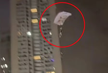 조회수에 눈멀어…아파트 옥상서 낙하산 타고 뛰어내린 20대