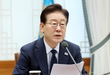 [속보]李대통령 "잠재성장률 3%, 세계무역 4강, 국민소득 5만불 원년 되도록"