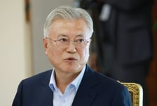 문재인 전 대통령 '사위 취업' 재판 6개월 만 재개…"공소권 남용"