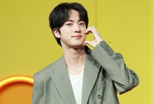 "살결 부드러워" 글 쓰더니…BTS 진에 '기습 입맞춤' 일본인, 재판은 안 왔다