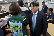 내년 최저임금 3.7% 오른 1만700원, 월 224만원…300만 근로자 영향