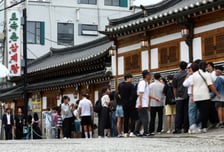 초복이라 줄섰지만 "2만원 삼계탕 비싸"...사장님 "남는 게 없다"