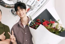 김수현, 1년4개월만 근황…꽃다발 들고 '활짝' "가족과 재회"