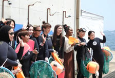 크루즈 첫 입항에 편의점 매출 96배...지방도 "반갑다 외국인"