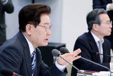 李대통령 "옆자리에 이성 앉히지 마라…마인드 자체가 인격모독" 질타
