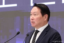 최태원 "일하는 방식 자체를 AI에 맞게 새로 짜야"…상의, 하계포럼 개막