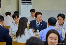 이재명 대통령, 초복에 靑 직원들과 격려 오찬…기자단과 '깜짝 티타임'