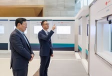 신동빈 회장 "AI 대전환 시대" 강조...유통·식품 사업 체질개선 주문