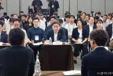 "청년대출 규제완화 필요" vs "또다른 집값 상승 유발"